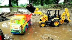 Игрушки возят дрова, им помогает велосипедист