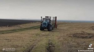 Трактор бтз 243к . весеннее боронование.