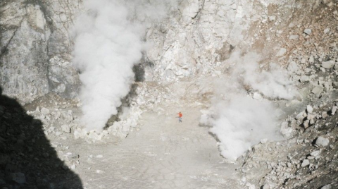 Опубликовано видео выброса столба пепла вулканом Эбеко на Курилах