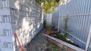 Двухэтажная баня из газобетона. Стены первого этажа закончил