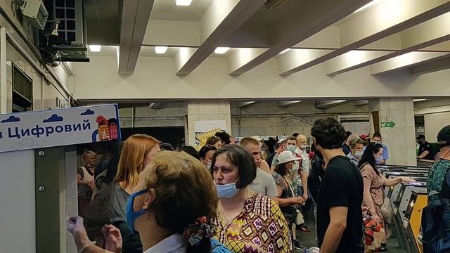 Метро. Киев. Колапс в общественном транспорте. Произошел сбой в системе оплаты проезда карточкой ба