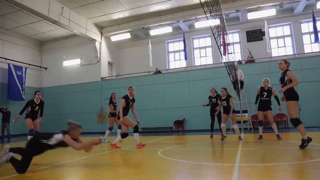 Девушки Играют в Волейбол Соревнования|Girls Playing Classic Volleyball in Competition смотреть онлайн
