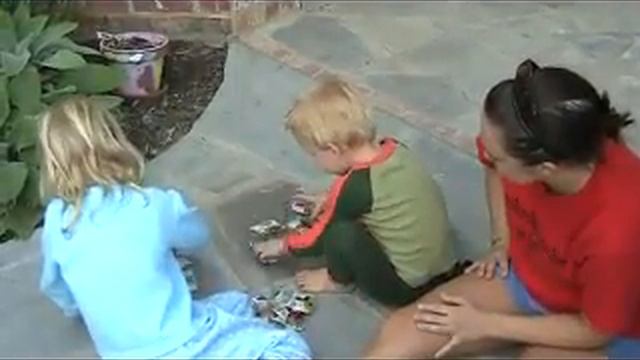 Hayley and Blake open their dinosaurs смотреть онлайн