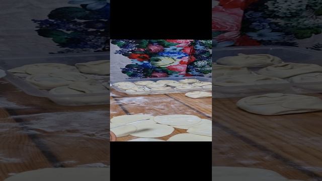 Батенька лепит манты на Алтае