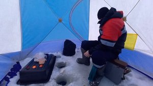 Рыбалка на водохранилище. Ловля ЛЕЩА на ИСТРЕ зимой ,мормышка вальфрам и крючок.Рыбалка зимняя 2022