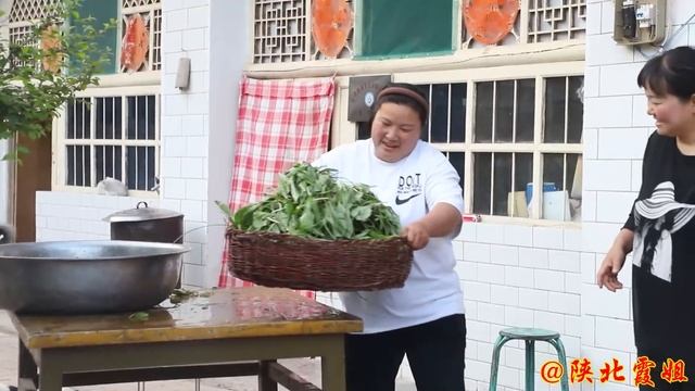 【陕北霞姐】农村地里有一种可以炒茶喝的猪耳朵草，霞姐一大筐炒着喝茶，味道香香的美的很！ смотреть онлайн