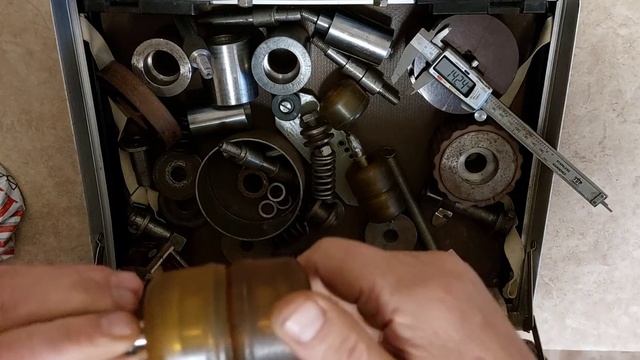 Старый чемодан с роликами для гриндера , насадками на точило и кое с чем ещё. смотреть онлайн