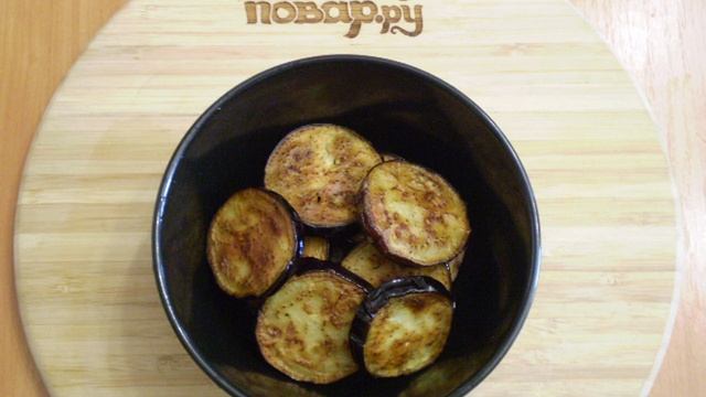 Жареные баклажаны с помидорами и чесноком