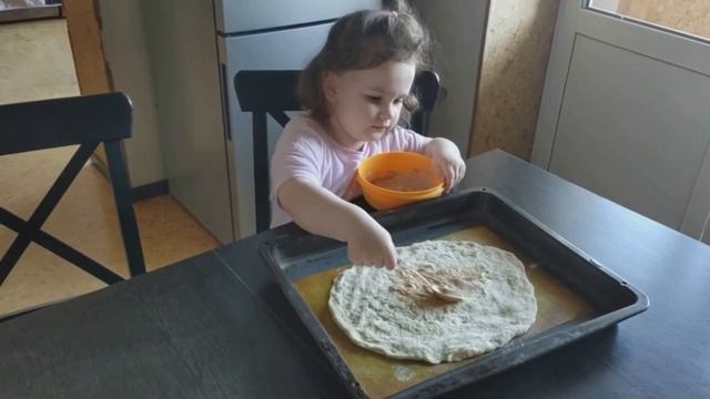 Маленькие повара в деле: дети готовят пиццу?