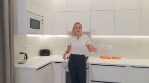 Белая кухня без ручек в современном стиле. Смотреть обзор