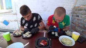 ПЕЛЬМЕНИ ХИНКАЛИ ЛАПША РОЛЛТОН КТО БЫСТРЕЕ СЪЕСТ ? ПОЕДАНИЕ МНОГО ЕДЫ НА СКОРОСТЬ