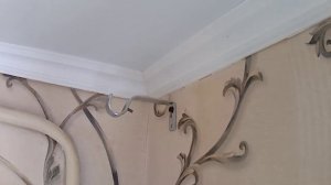 Яркий, броский и эффектный карниз для штор. Навешиваем на стену.