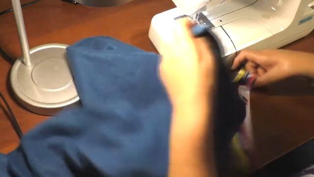 Пришиваем широкую резинку к спортивным штанам. Пошаговое видео, все тонкости работы. смотреть онлайн