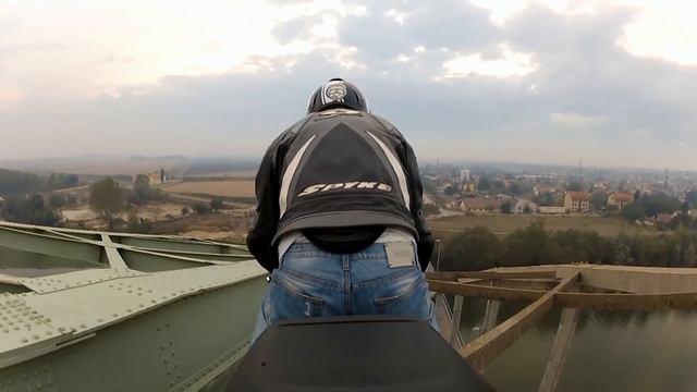 Suzuki GSX-R Over the Bridge смотреть онлайн
