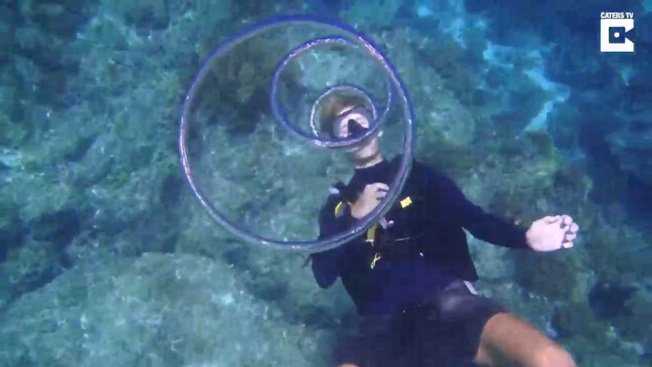 Как пускать кольца под водой смотреть онлайн