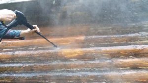 Минимойка Керхер К4 очищает сруб от грибка и коры