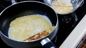 Омлет-рулет на завтрак.