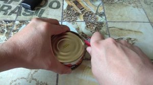 Открываем консерву мультиоткрывашкой ножа Victorinox.