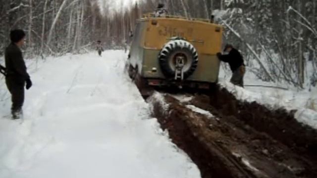 ГАЗ 66 одной рукой из ямы. Альбертыч сила)