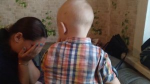 Мама плачет