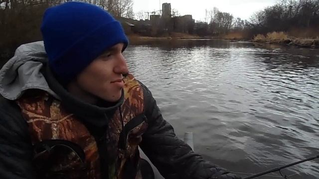 Не клёвая городская рыбалка с лодки в реке Исеть. Один окунь на двоих за весь день!