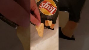 Пробую чипсы Lays ребрышки гриль