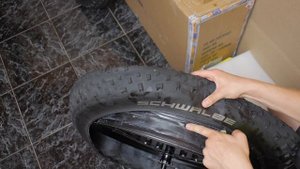 Замена герметика в бескамерных покрышках фэтбайка. Пробую Sealant MULTI