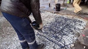 Проливка щебня битумом