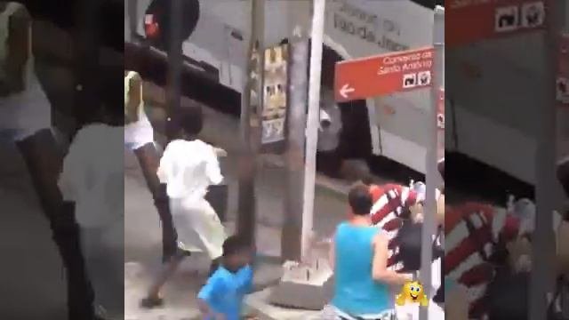 Как орудуют карманники в местах скопления людей