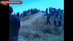 ВНЕДОРОЖНИК ВЪЕХАЛ В ТОЛПУ ЛЮДЕЙ/ SUV drove into a crowd of people