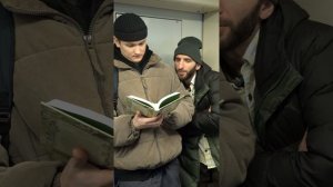 Омар читает в метро | Омар в Большом городе