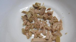 Салат с мясом и соленым огурцом Обжора