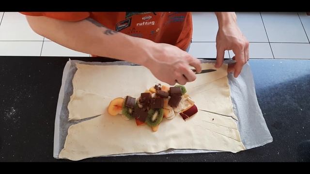 рулет из слоеного теста с фруктами смотреть онлайн