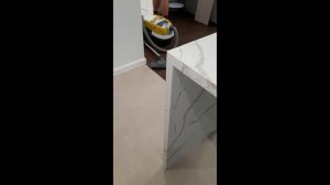 Столешница с барной стойкой из кварца Avant Quartz 7200 Аквитания Бланка