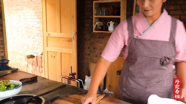 【丹霞春姐】春姐做陕北特色猪肉臊子面，招待来做客粉丝朋友们，一个人2碗不够吃，太得劲了 смотреть онлайн