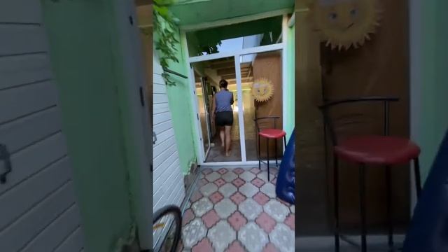 Бюджетные номера у соседей, территория, отдых на море в Крыму, звоните 89199143820 смотреть онлайн