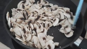 Тонкие БЛИНЫ с начинкой из Курицы с грибами в сливочном соусе.