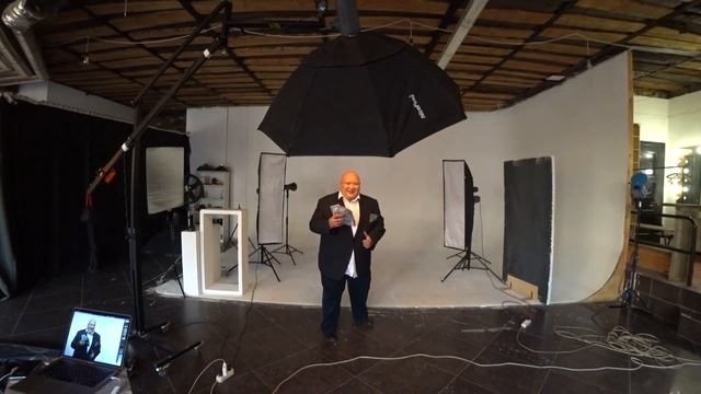 Фара с пачками денег на фотосессии для билбордов в Capture Studio смотреть онлайн