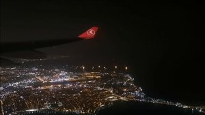 "Летающие чемоданы". Разгрузка багажа в Берлинском аэропорту. Ночной полет.