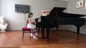 Л. Моцарт " Менуэт" и чешская народная песня "Аннушка".