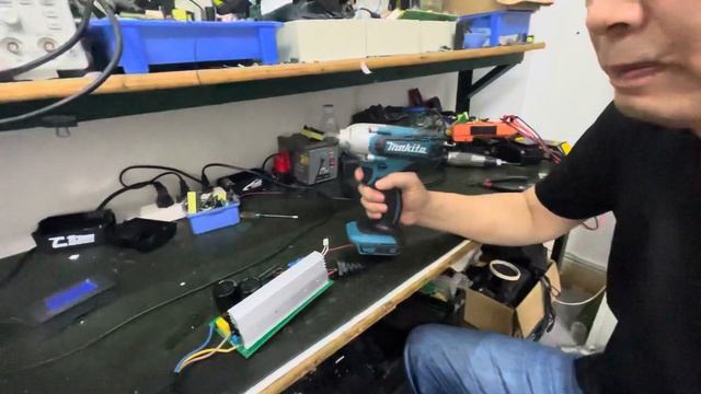 modified adapter for 220v Ac to 18v dc. Endless power for makita/dewalt/Milwaukee cordless saws. смотреть онлайн