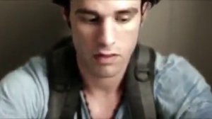 МУСУЛЬМАНКА СНЯЛА ХИДЖАБ И ЗАВЯЗАЛА РАНУ ПАРНЮ