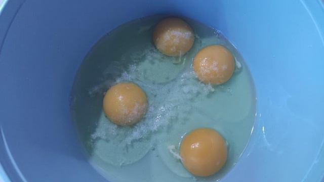 Салат из яичных блинчиков с маринованным луком