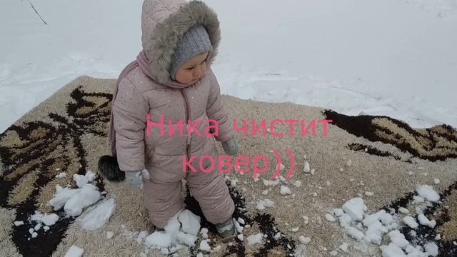 Катаемся на санках. Чистим ковер на снегу. смотреть онлайн