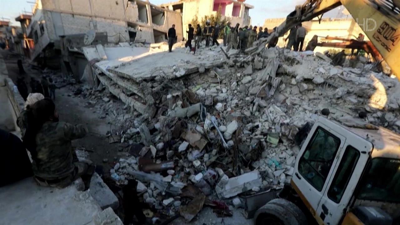 В Сирии разбирать завалы помогают сотрудники МЧС РФ и военные