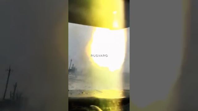 БТР в городе обстреливает позиции ВСУ