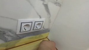 Швов столешницы без плинтуса на кухне.