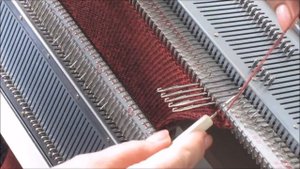 Закрытие петель через колок на вязальной машине. #маринабехтер