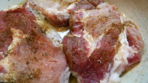 Жареное мясо с клюквенным соусом