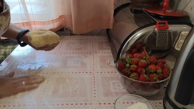 Нереально нежный пирог с клубникой и сливками. Суперрецепт !